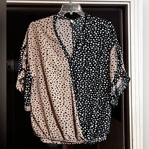 Black/Tan/White, V neck, Ruffle Sleeve, Elastic Bottom Top
Polyester